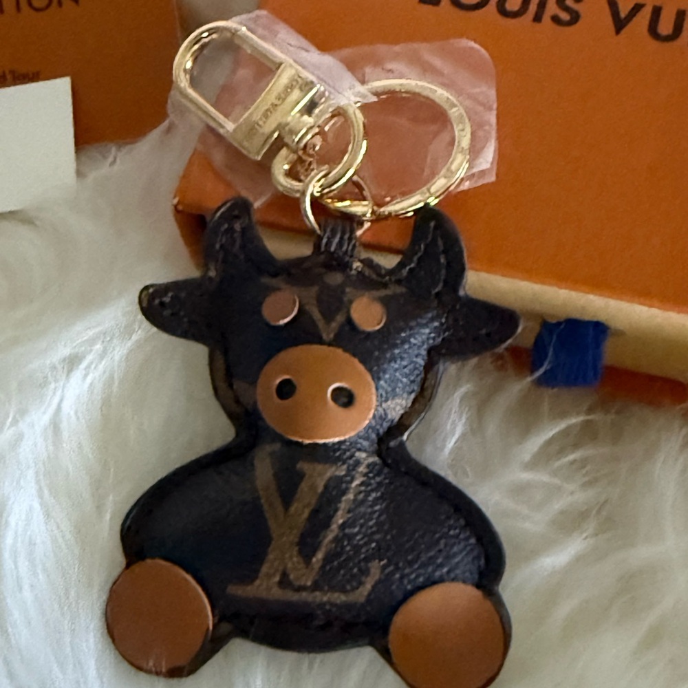 Louis Vuitton- BNIB Full Inclusion Black and Brown Monogram Bull Keychain - Picture 2 of 8